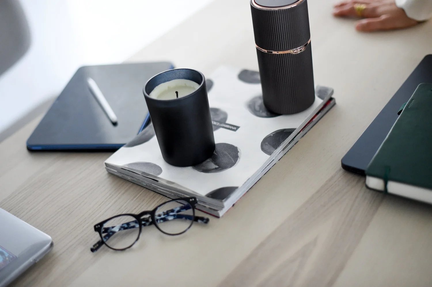 Equipo Nira — escritorio con cuadernos, gafas y artículos de trabajo